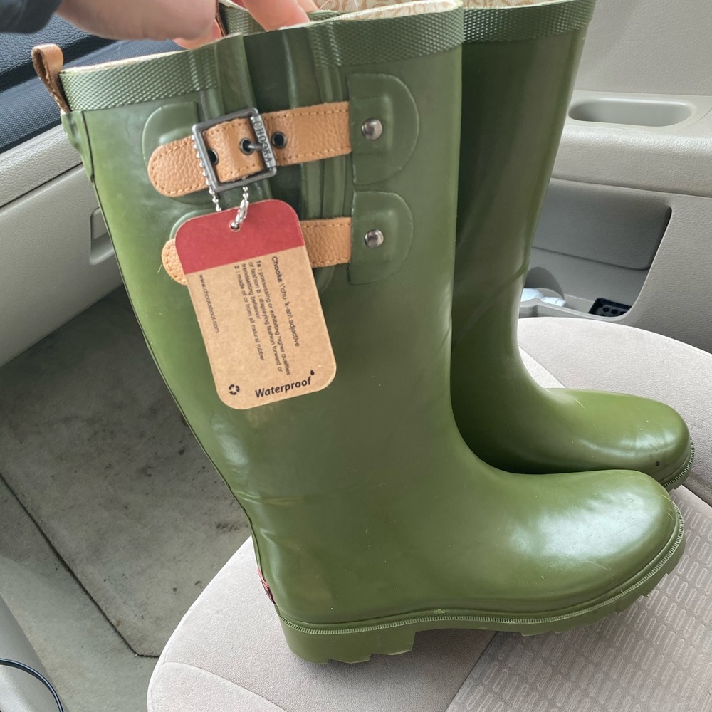 NWT size 8 Chooka olive green boots. Mid height.